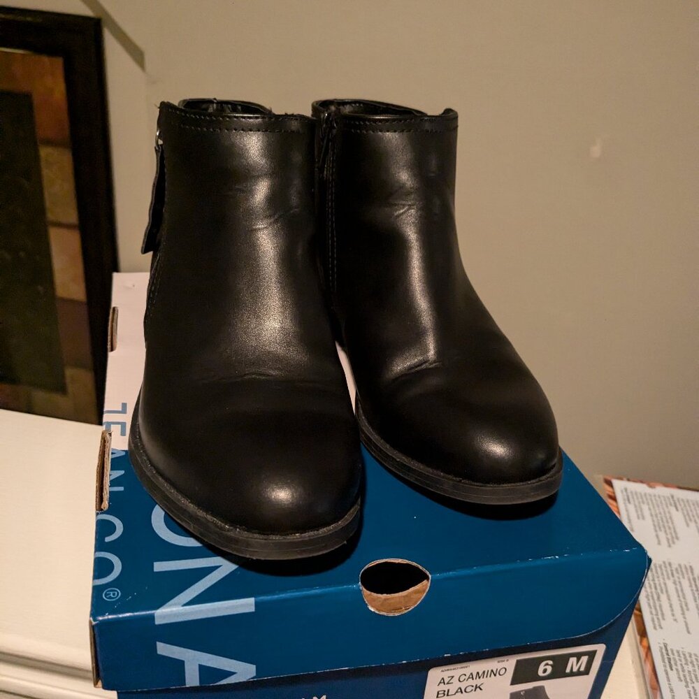 Arizona ankle boots, black size 6 M